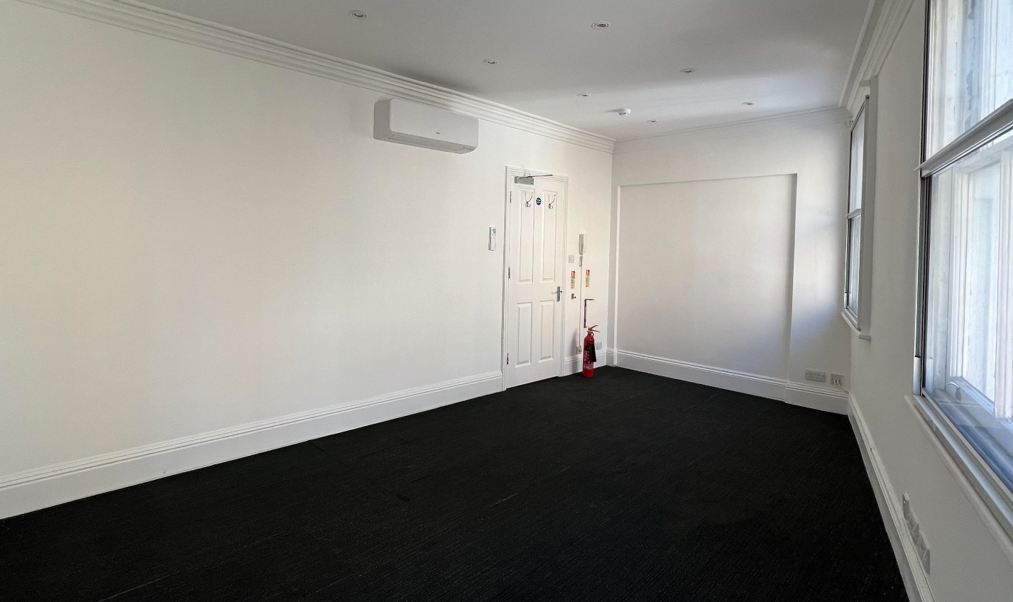 Bright, blank meeting room in Feelium for workshops and gatherings.