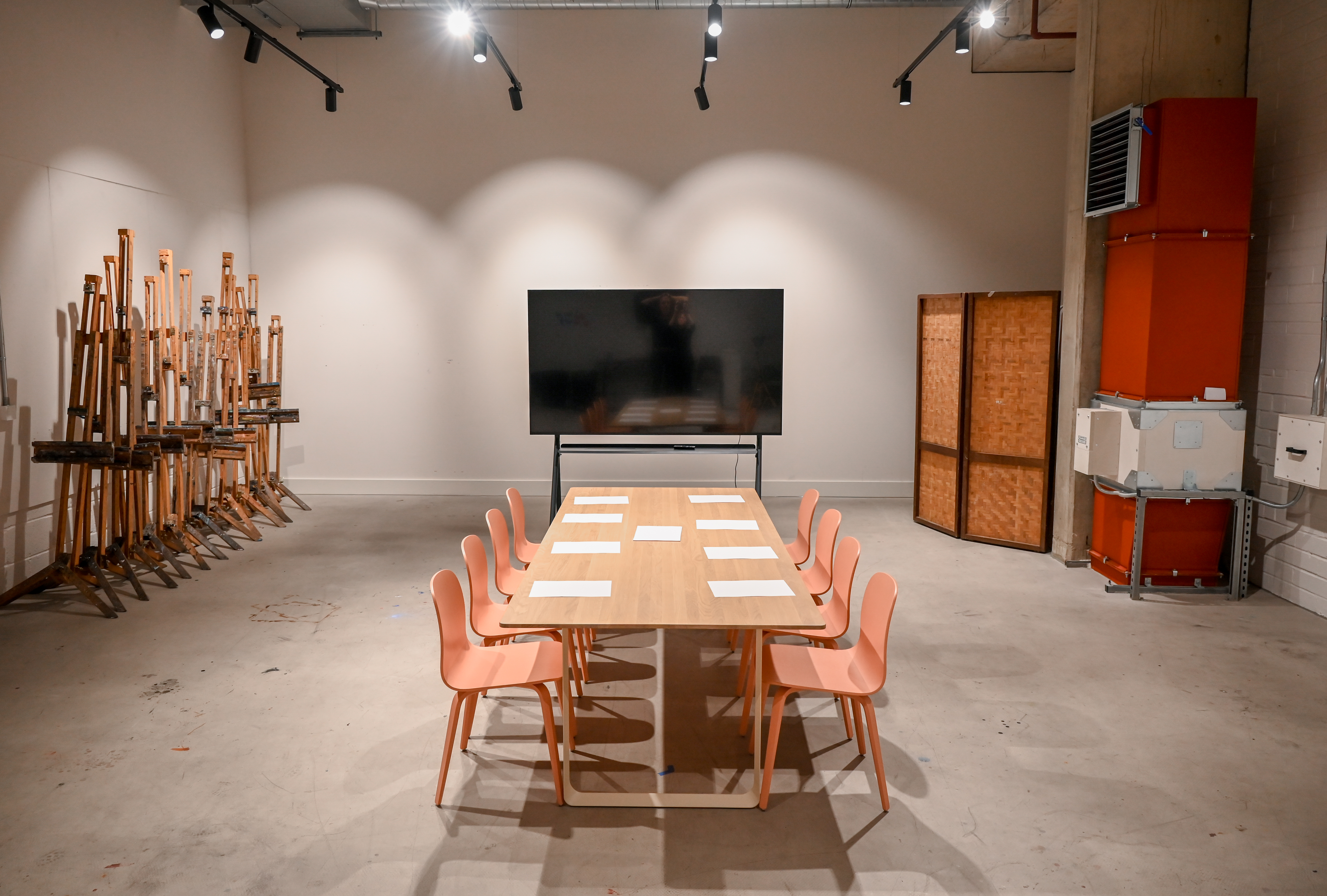 Large Studio - qdmmnkbn0pi.jpg