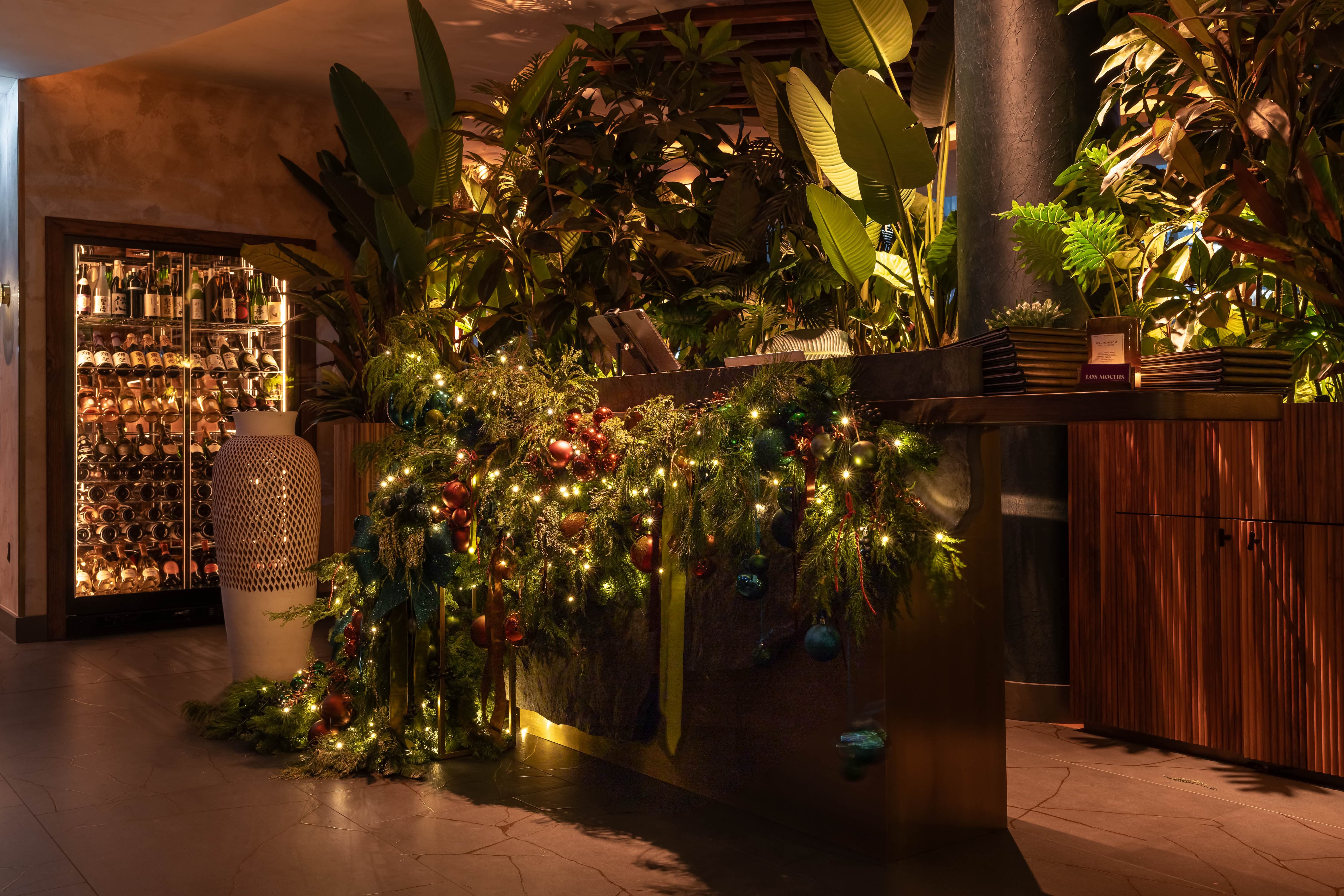 Mezzanine Los Mochis London: Luxury corporate event space with lush greenery and integrated lighting.