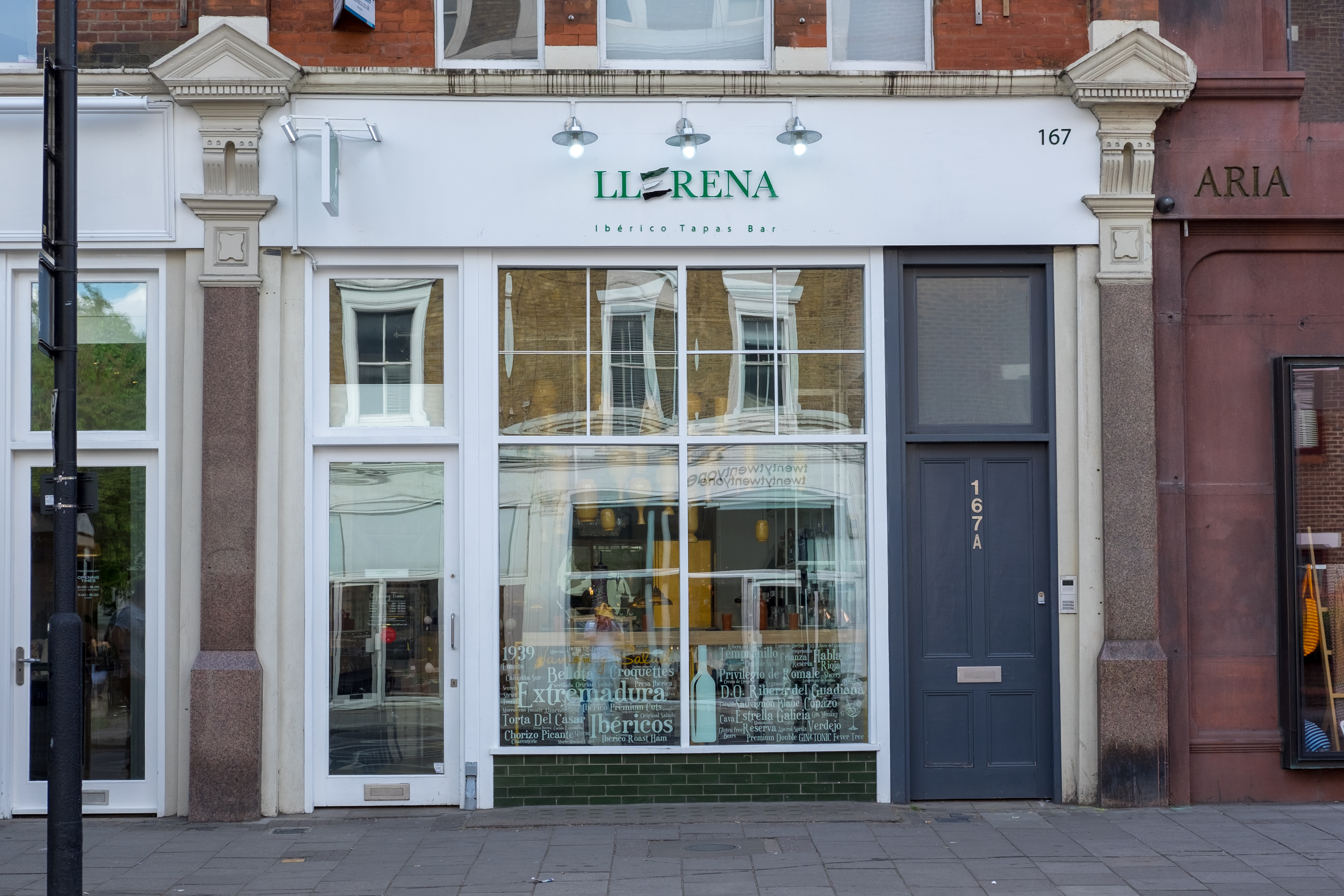 Modern Llerena Floor venue with large windows, perfect for meetings and events.