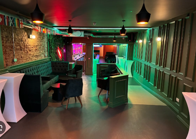 Cocktail bar with stylish seating, ideal for networking events and social gatherings.