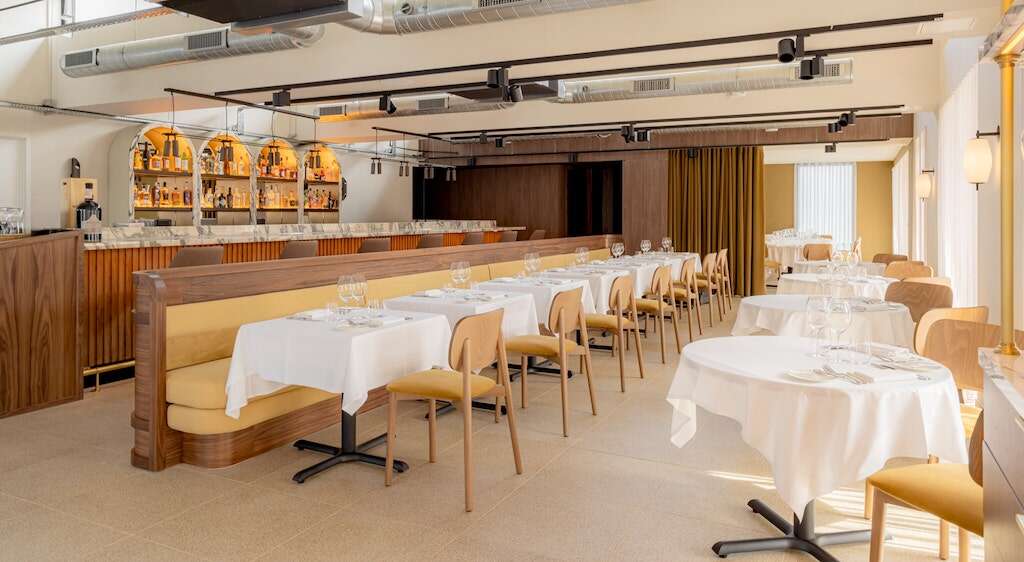 Elegant private room in Cornus, ideal for intimate meetings and events.