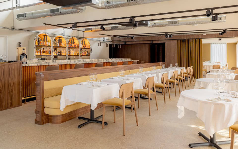 Modern restaurant in Cornus with elegant design for intimate events and meetings.