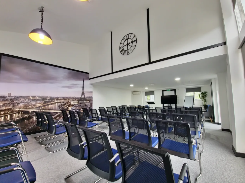 LONDON Medium Conference Room with ergonomic chairs for workshops and presentations.