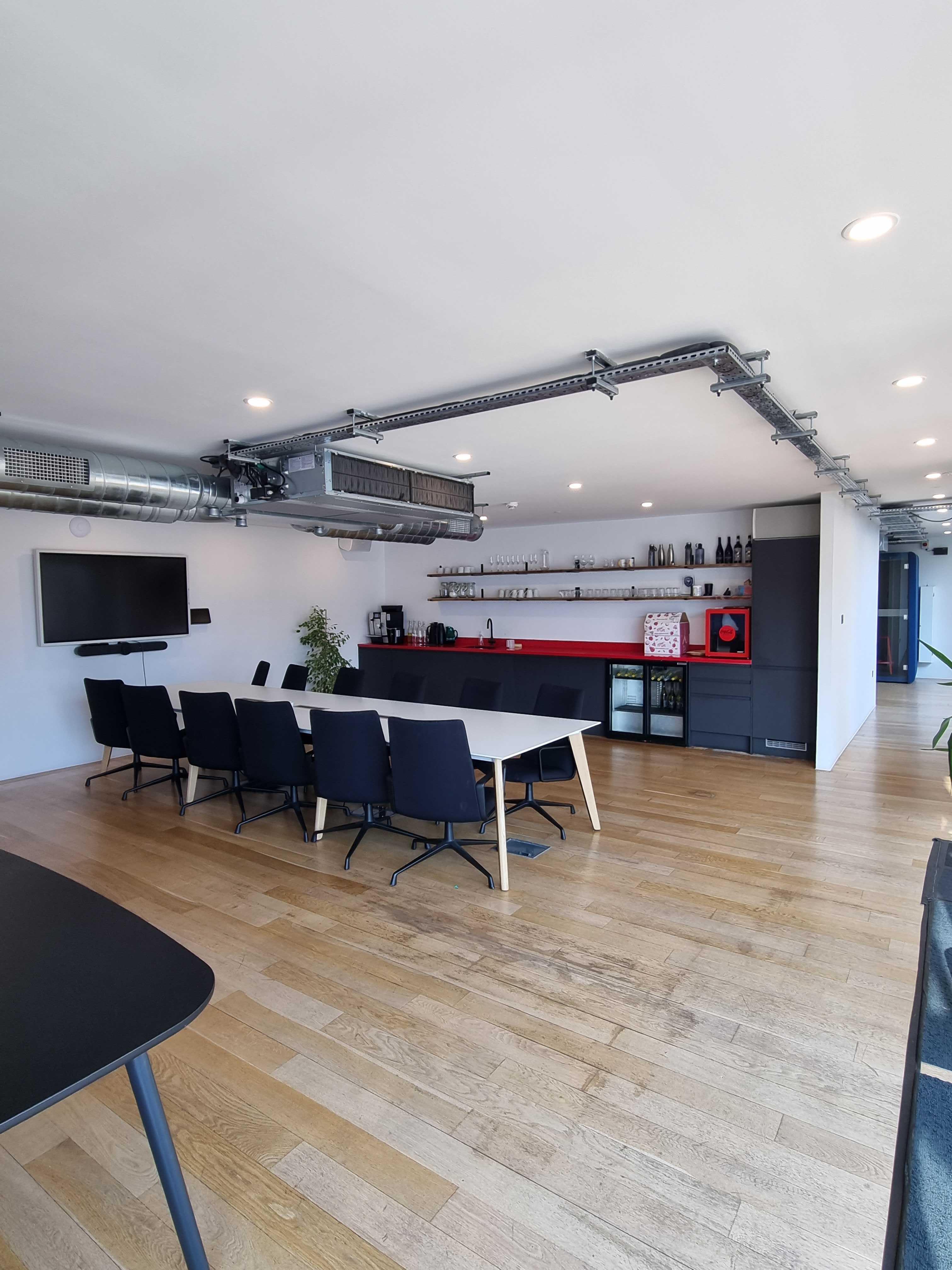 Modern meeting space with sleek table, ideal for corporate events and presentations.