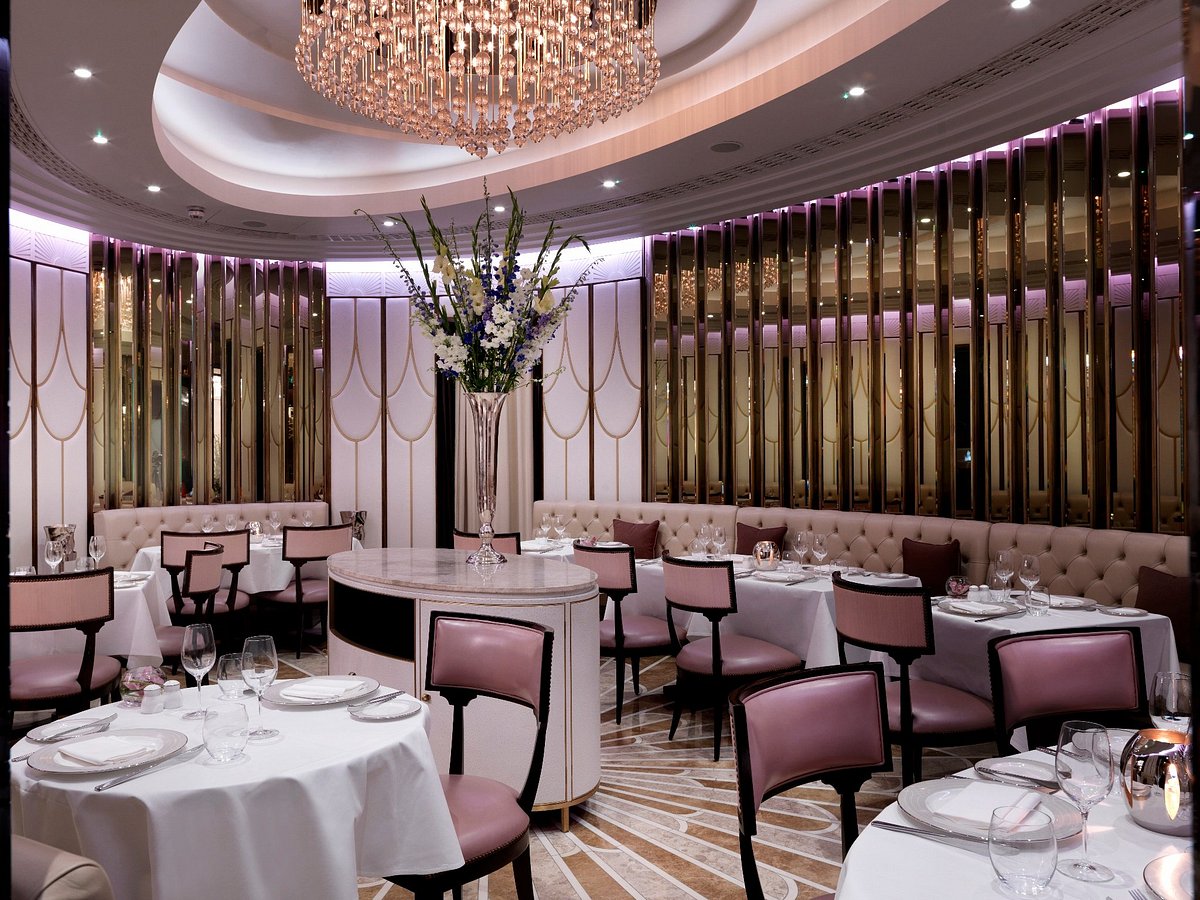 Elegant dining space at Oval Restaurant, luxury hotel in London for upscale events.