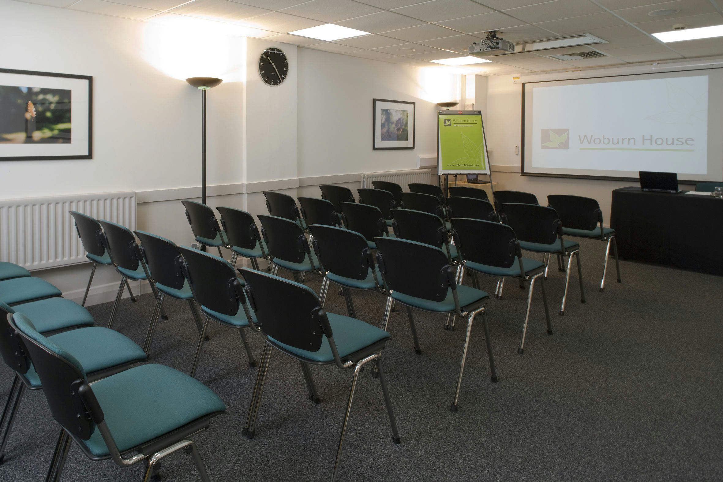 Foster and Bloomsbury Rooms: professional meeting space for presentations and discussions.