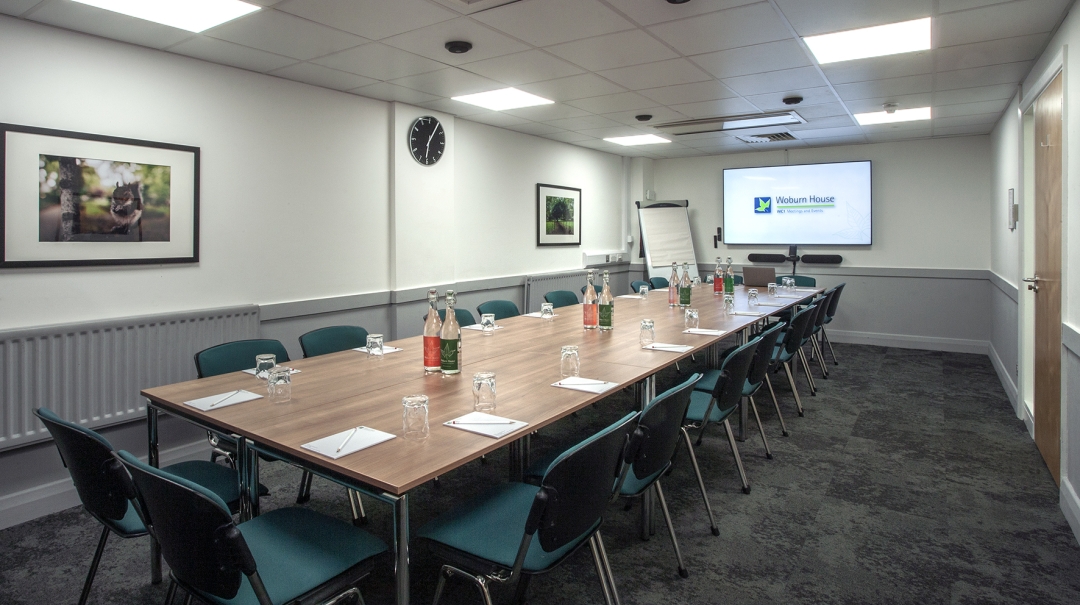 Foster and Bloomsbury Rooms meeting space with large table, ideal for professional events.
