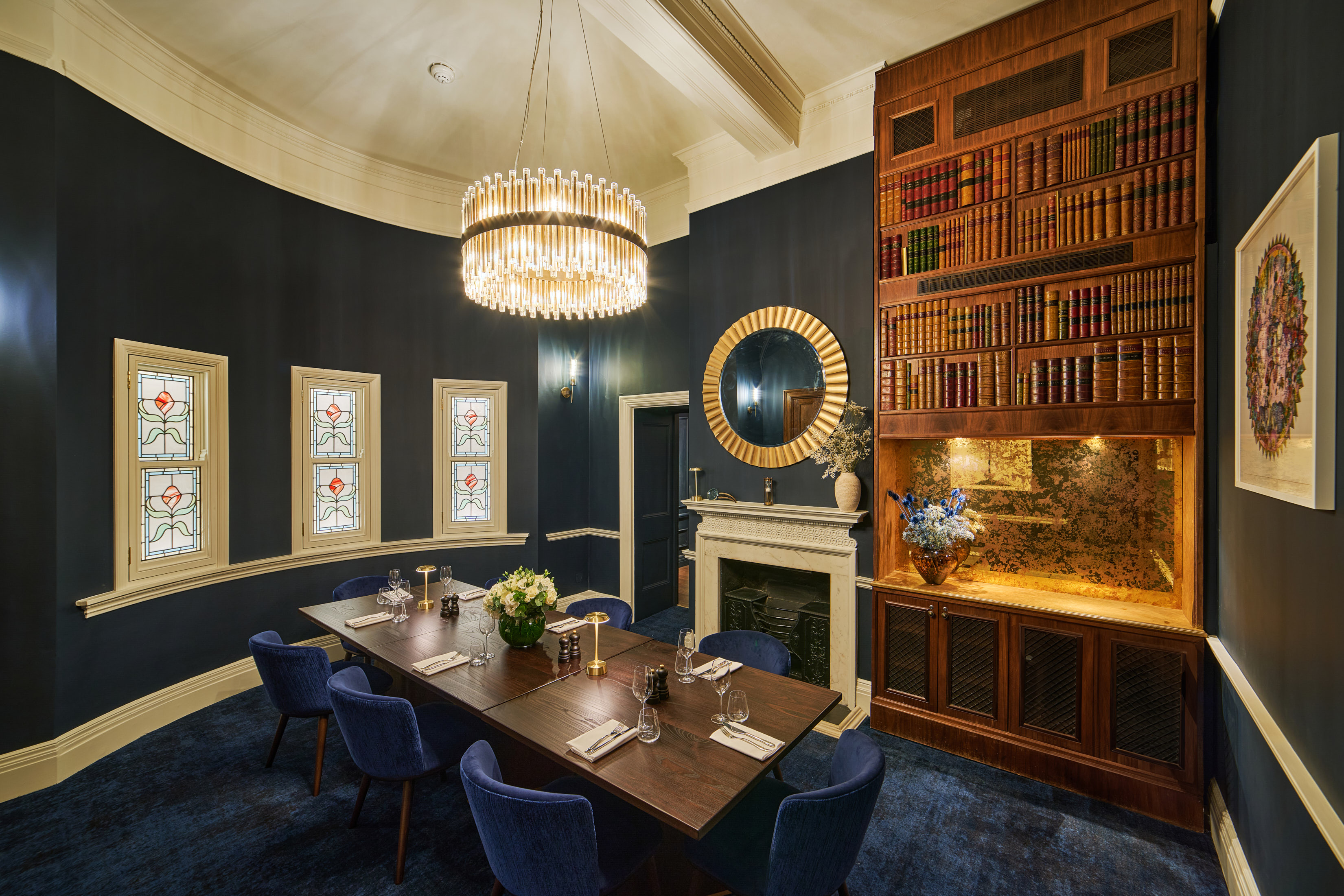 Elegant private dining room with chandelier, perfect for exclusive events and meetings.