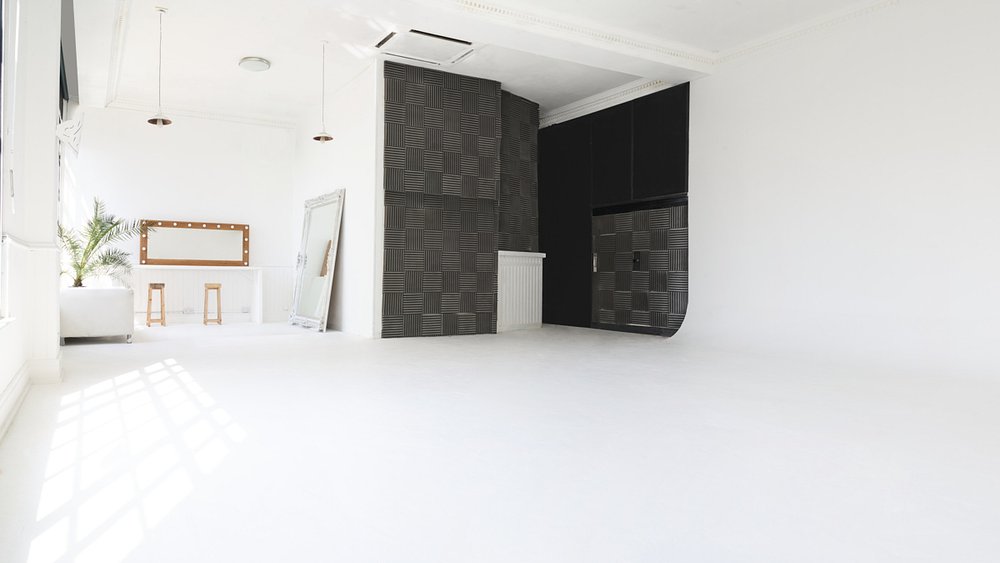 Versatile event space with natural light, ideal for meetings and workshops.