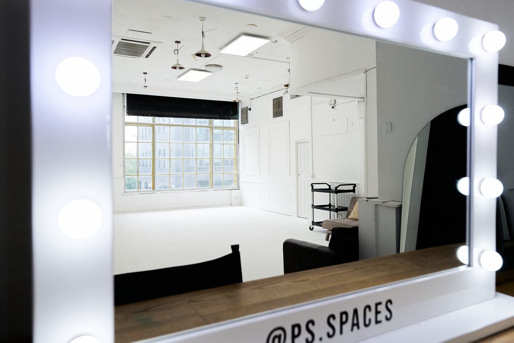 Bright vanity mirror in spacious PS Spaces Studio, ideal for meetings and creative events.