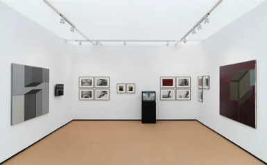 Modern art gallery with clean lines, ideal for intimate events and exhibitions.