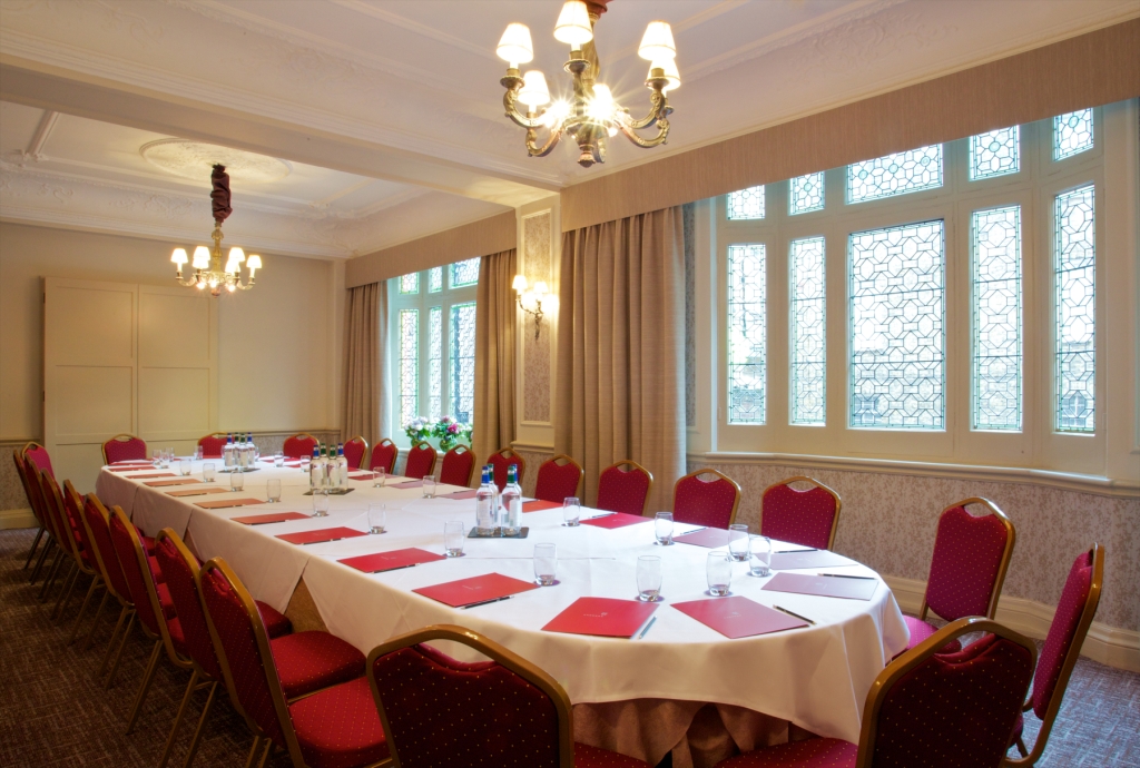 Elegant meeting room at Salon Lillie, ideal for corporate events and workshops.