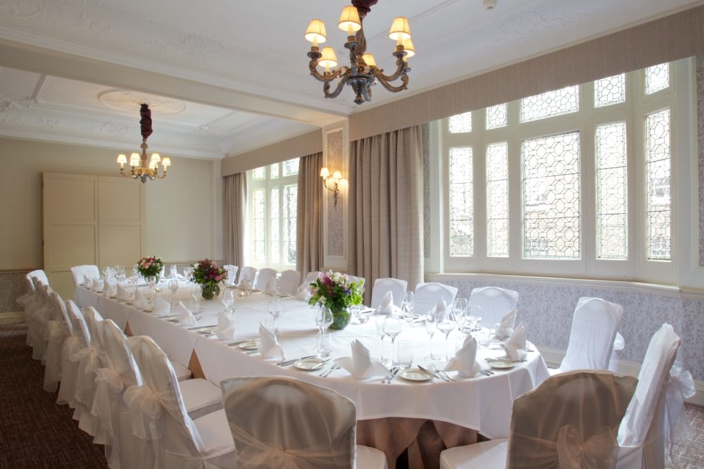 Elegant meeting room at Salon Lillie, perfect for corporate events and special gatherings.
