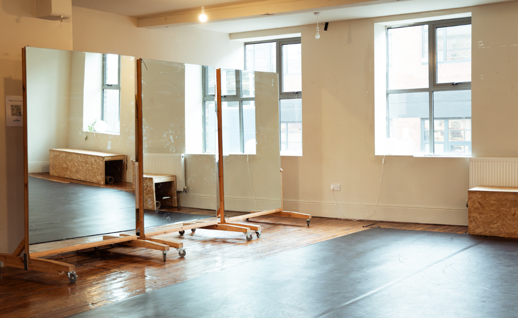 Versatile event space with large mirrors, ideal for workshops and rehearsals.