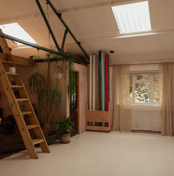 Versatile event space with rustic charm, ideal for meetings and workshops in Green Place Studios.