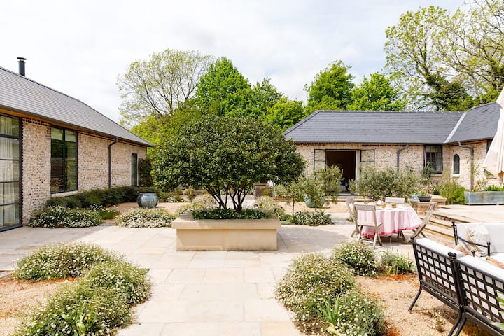 Luxury Boltholes - image 1