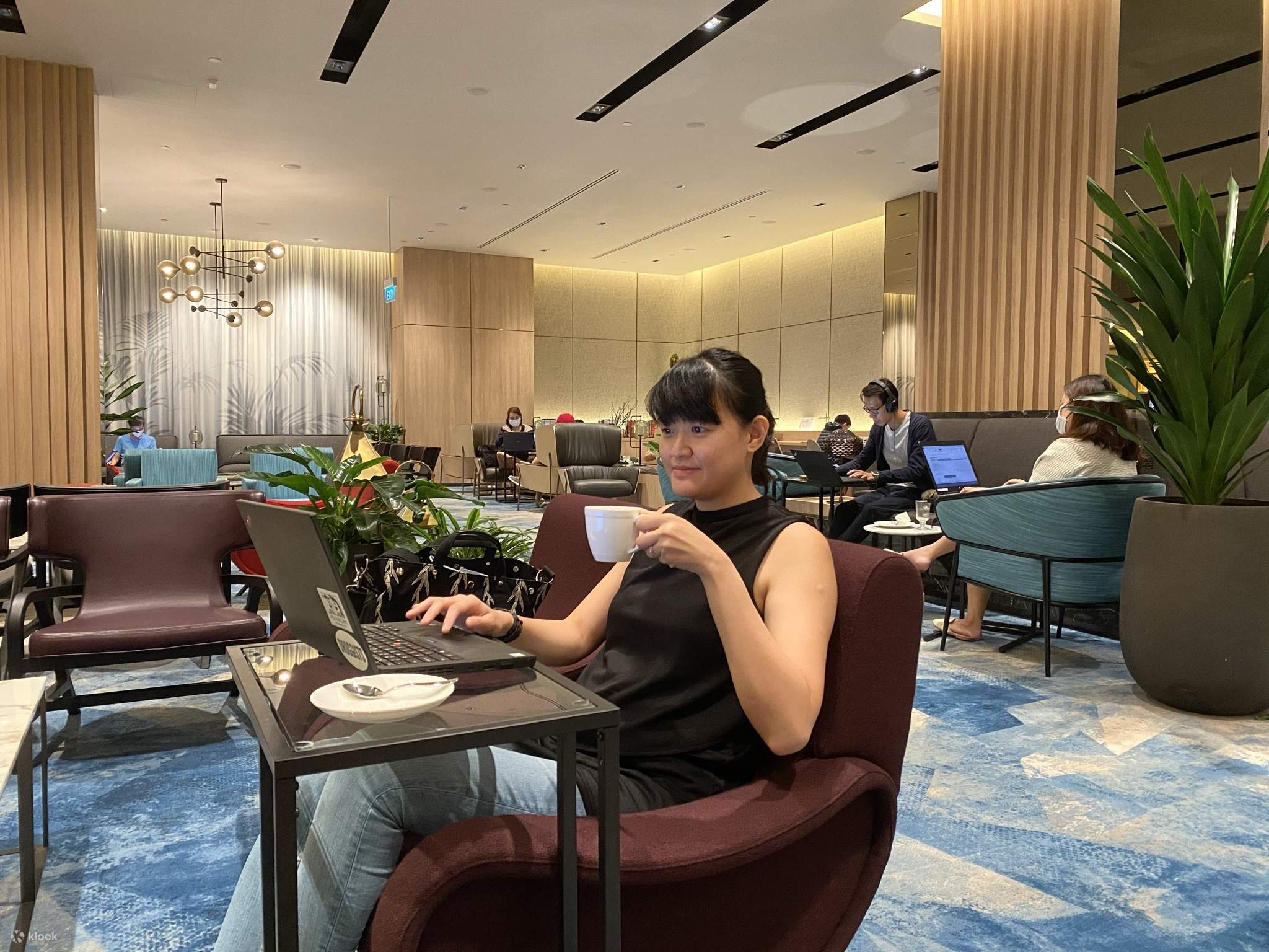 Changi Lounge Meeting Rooms: modern space with greenery for networking events at Jewel Airport.
