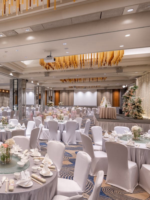 Orchard Grand Ballroom, Singapore: elegant wedding venue with floral centerpieces and fine dining.