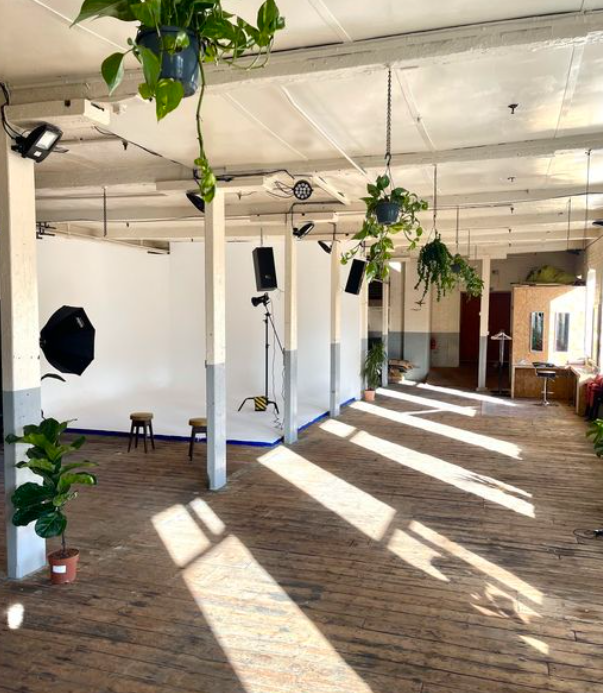 Versatile Sable Studio event space with white backdrop, ideal for workshops and photo shoots.