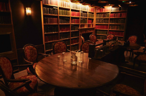 Sophisticated meeting space with wooden table, ideal for corporate retreats and gatherings.