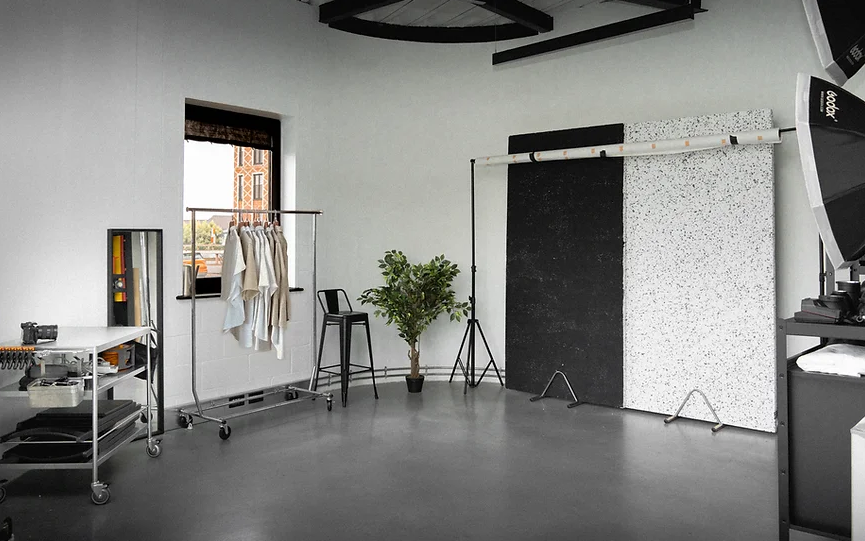 Versatile film and design studio with minimalist decor, ideal for fashion shoots and workshops.