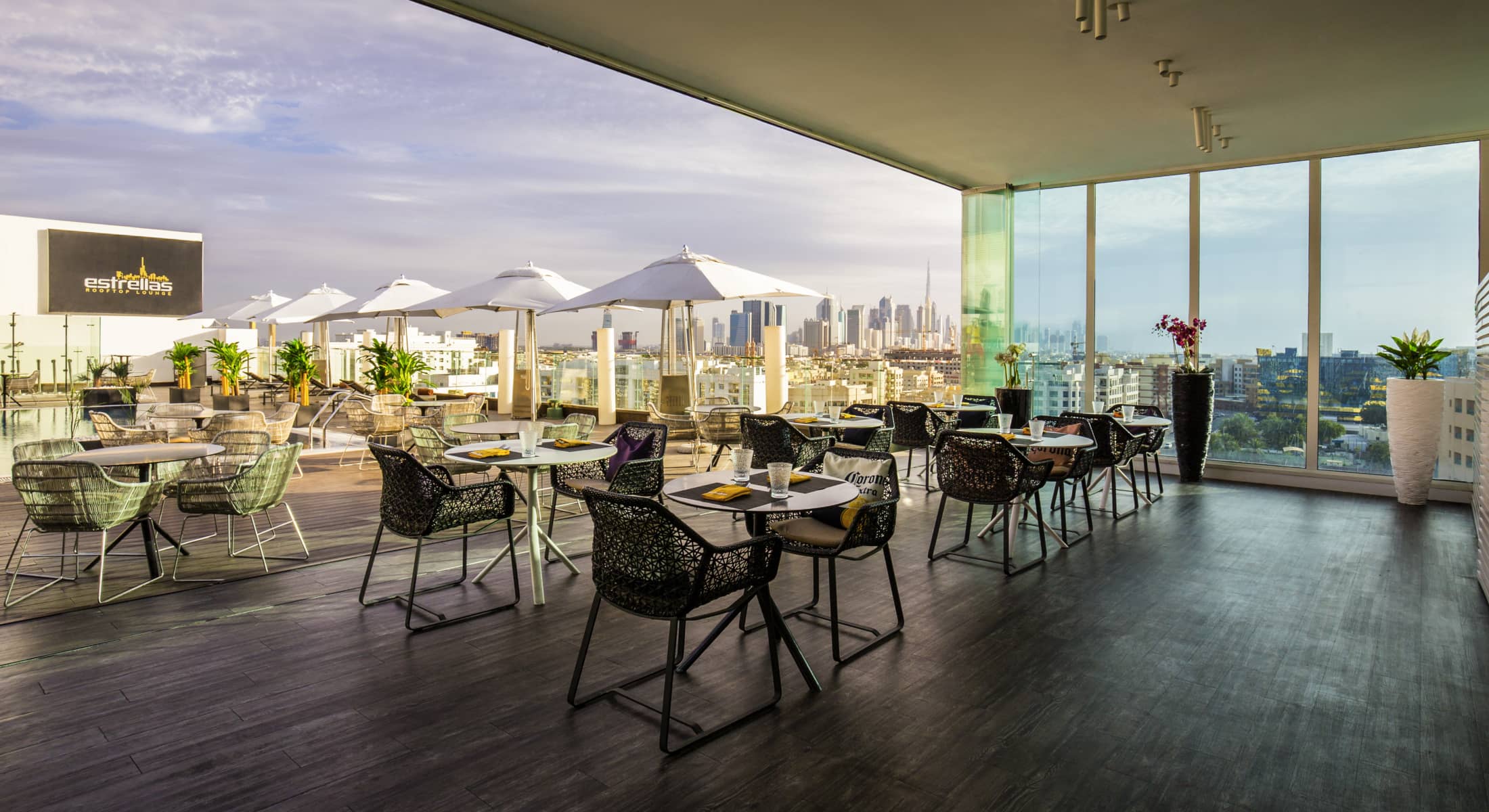 Multifunctional rooftop meeting room with city skyline, ideal for upscale events and gatherings.