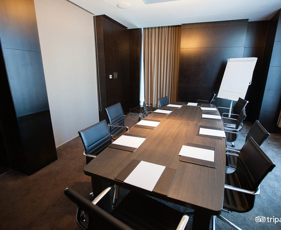 Multifunctional meeting room with modern decor, ideal for conferences and presentations.