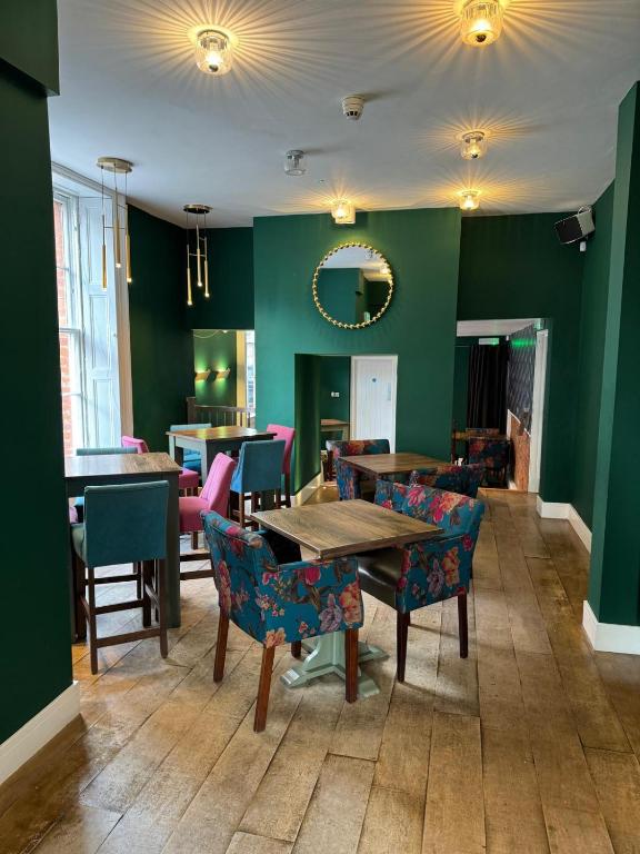 Stylish event space with green walls, ideal for networking and small meetings.