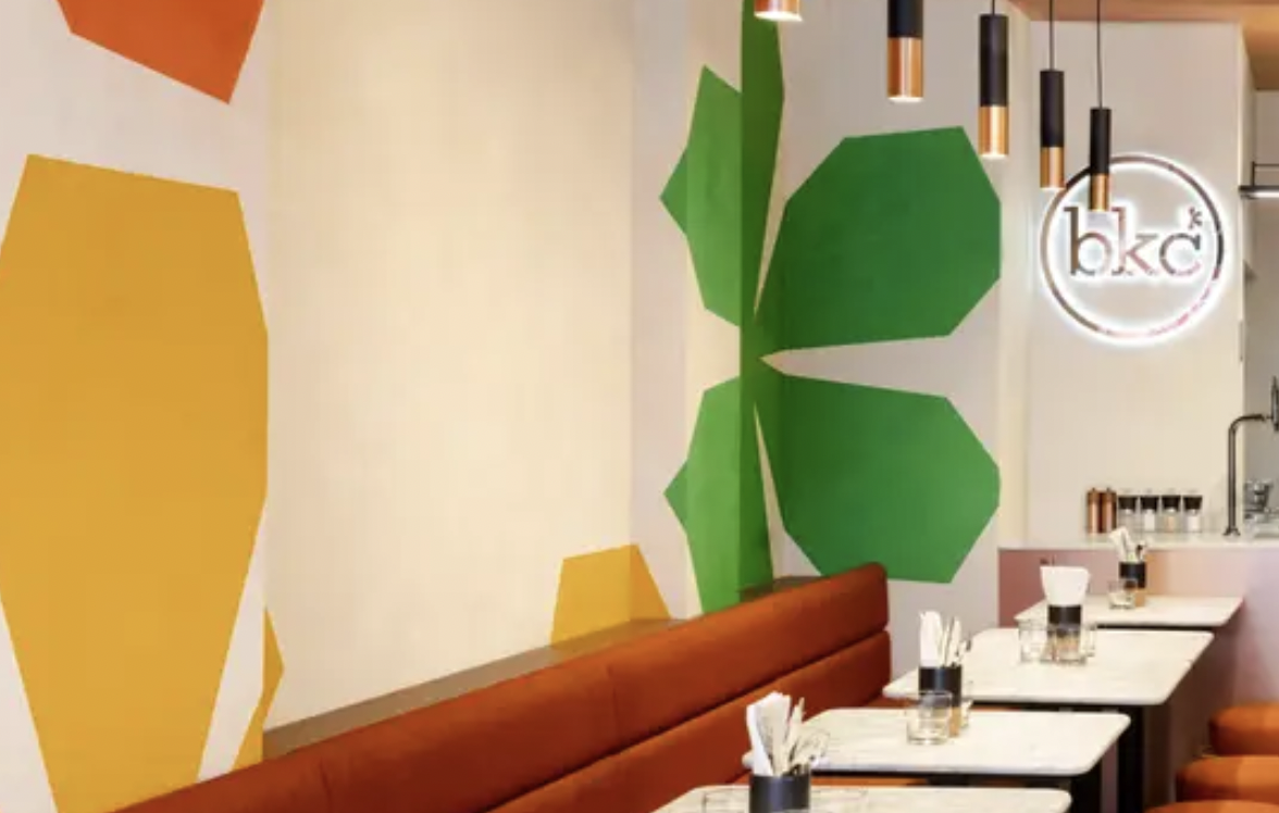 Modern venue with geometric art for casual meetings and networking events in BKC Soho.
