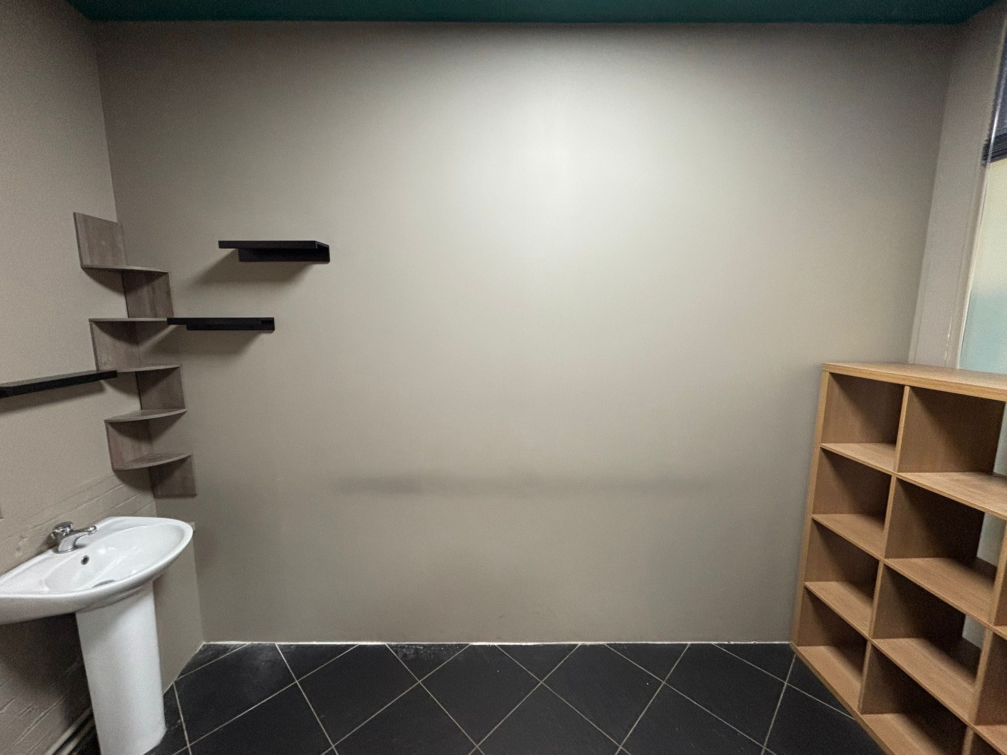 Minimalist personal office space with neutral walls, ideal for meetings and events.