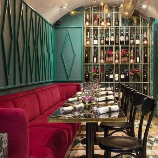 Cocktail bar in VyTA Covent Garden with plush red seating, ideal for corporate dinners.