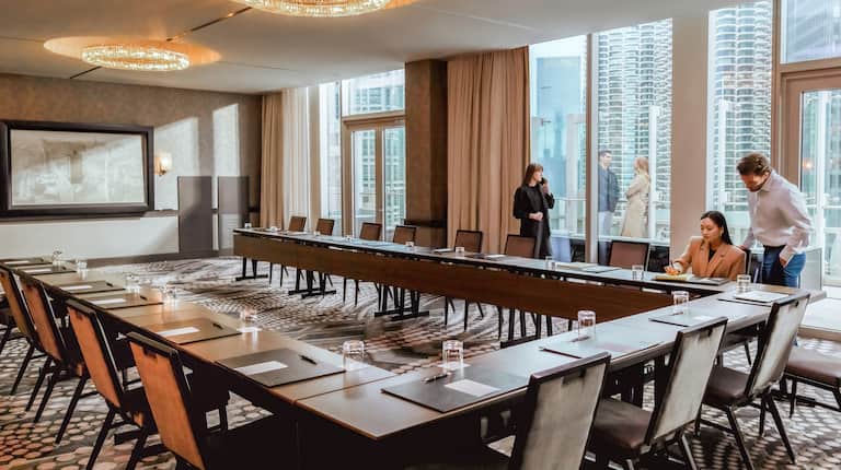 Modern meeting room with skyline views at LondonHouse Chicago for corporate events.