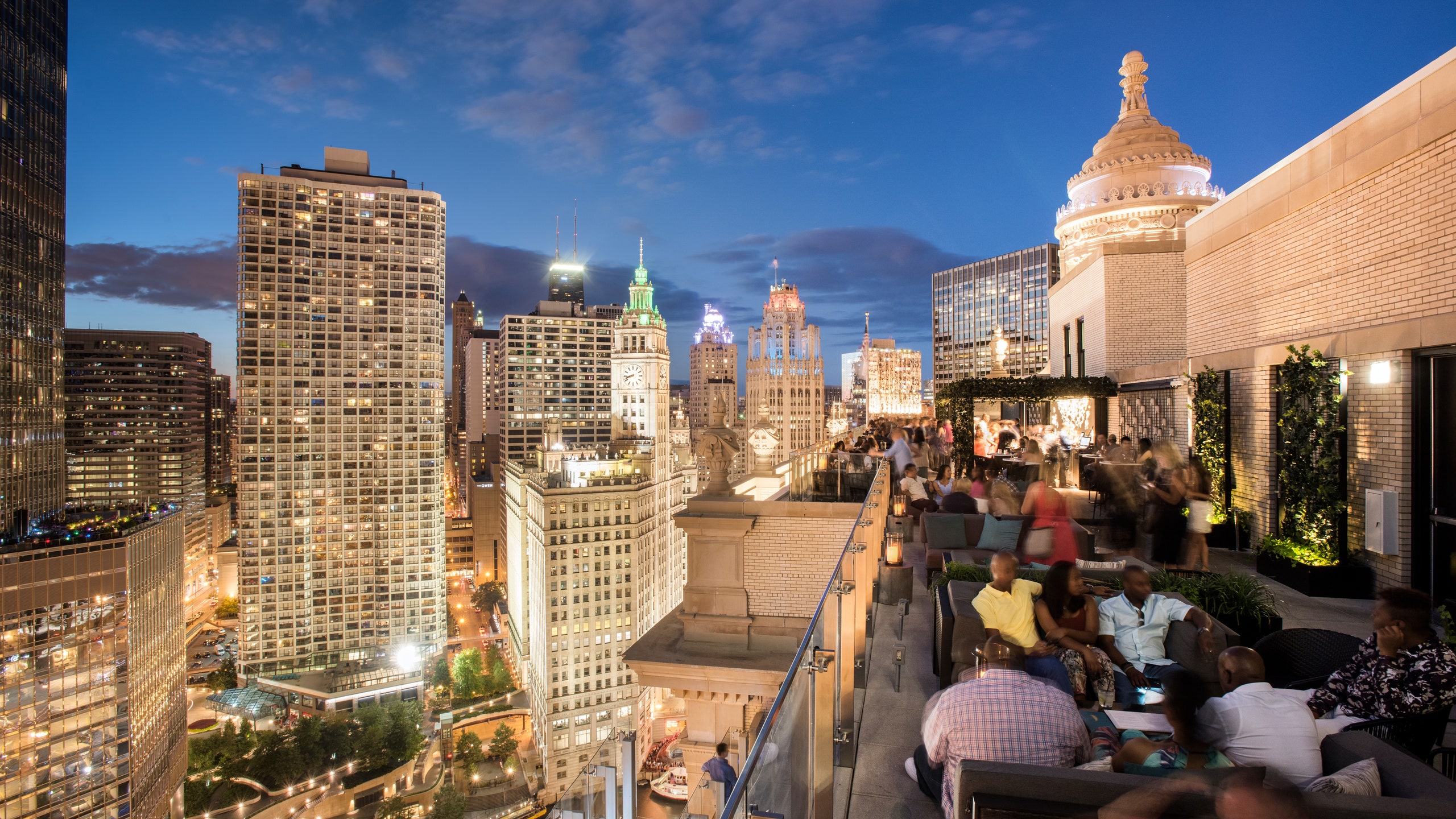 Rooftop Restaurant at LondonHouse Chicago with skyline views, perfect for upscale events.