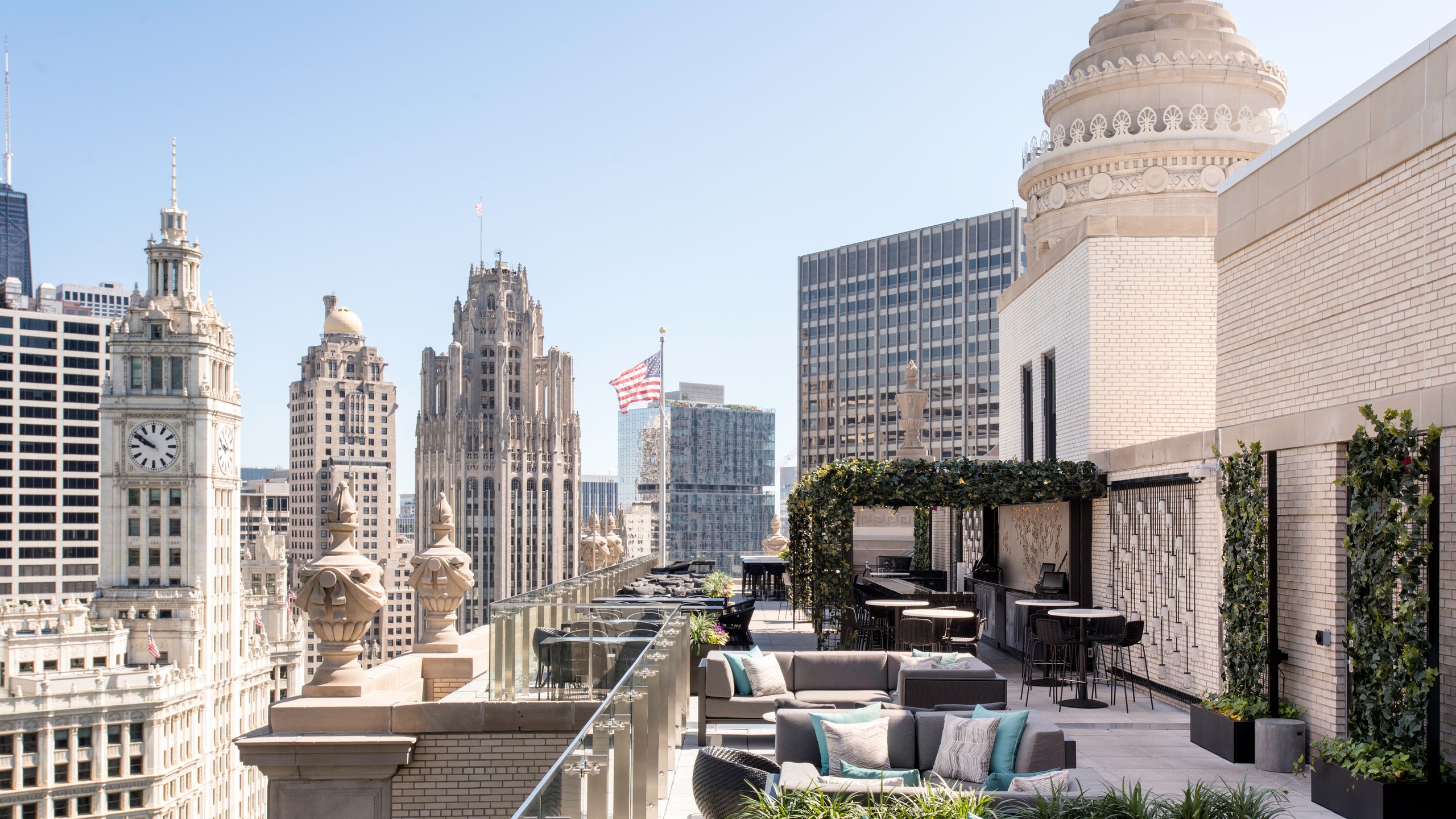 Rooftop Restaurant at LondonHouse Chicago with city views, perfect for upscale events.