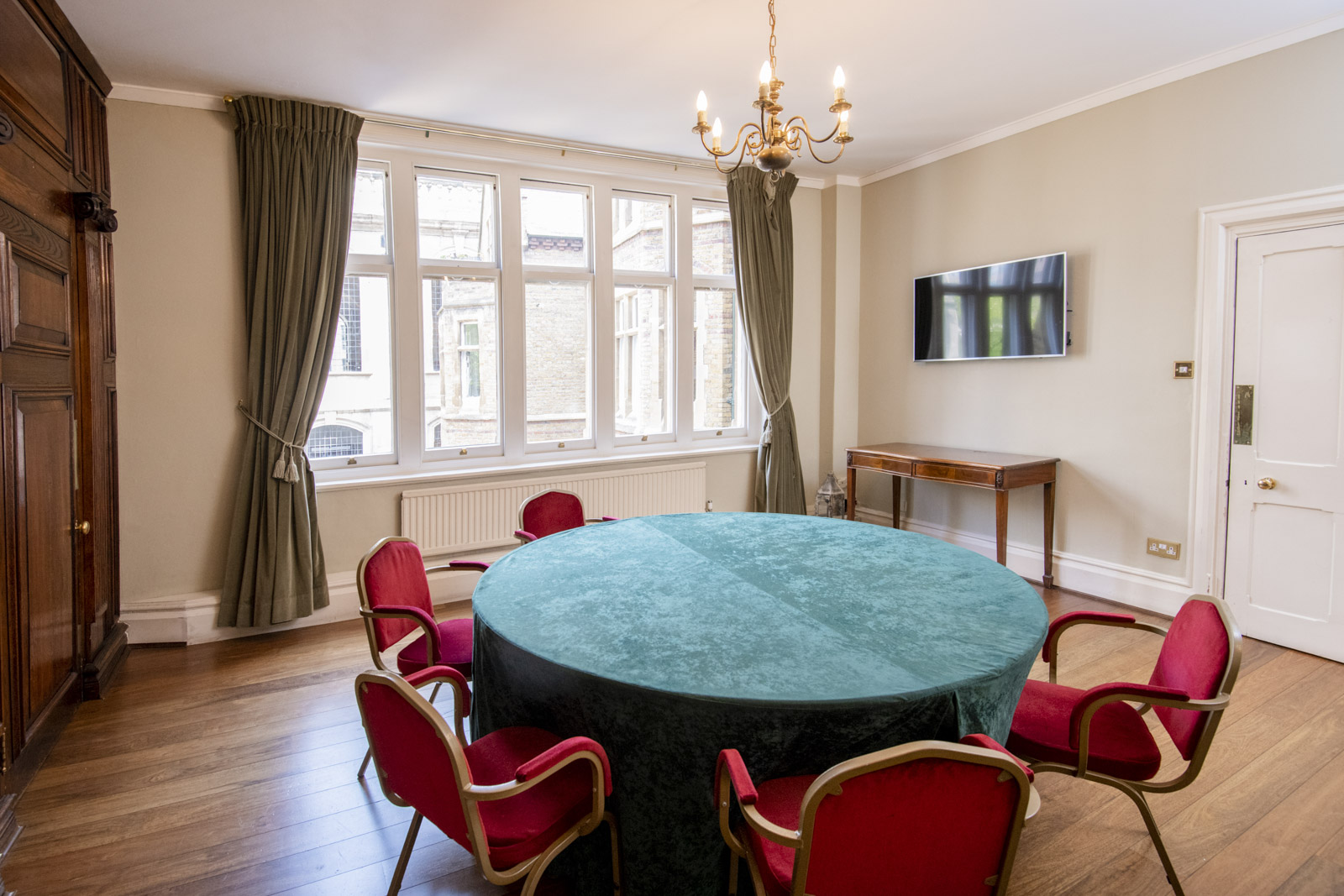 Courtroom in Holborn Venues with round table, ideal for meetings and presentations.