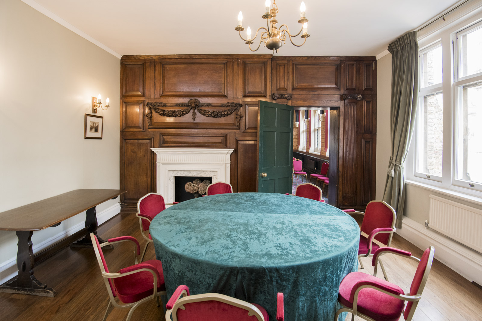 Courtroom in Holborn Venues with round table, ideal for meetings and gatherings.