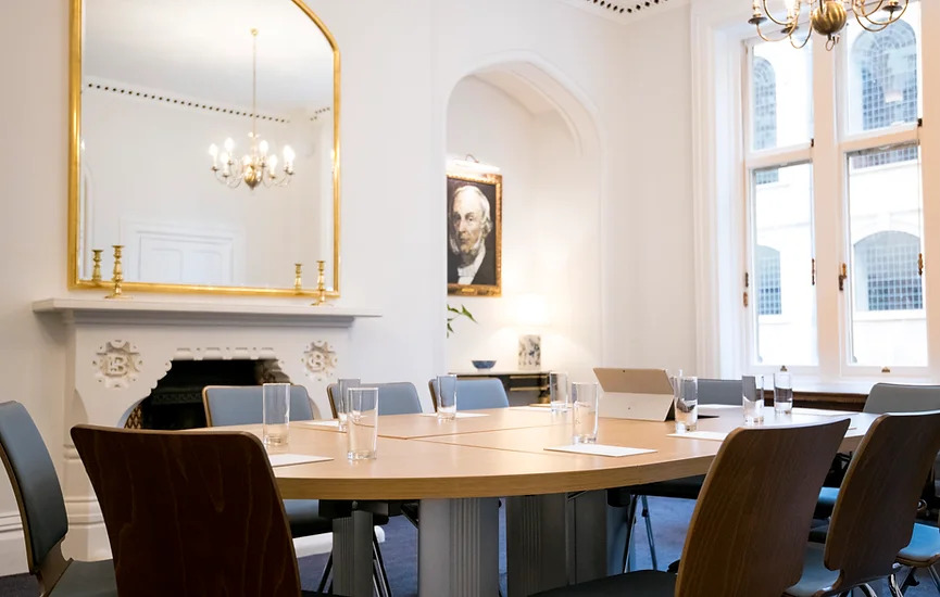 Elegant Marsden room with round table, ideal for workshops and meetings in Holborn Venues.