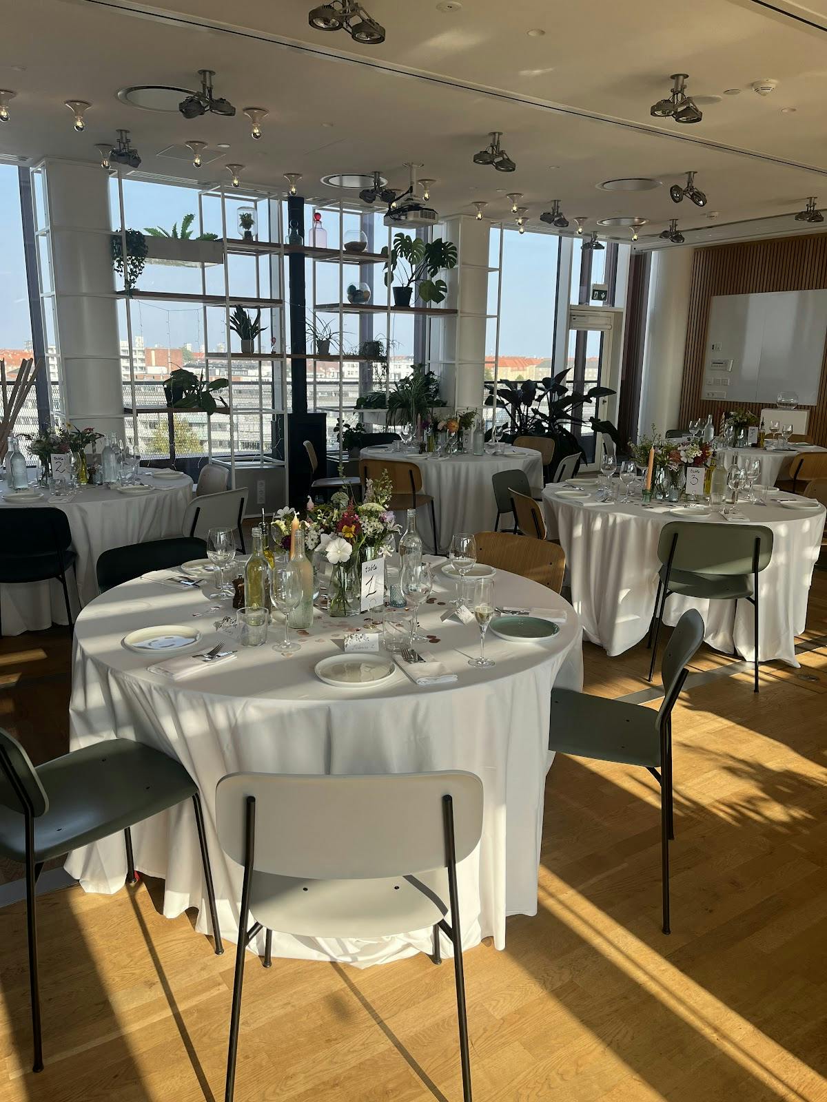 Conference room with elegant tables and natural light, ideal for events and gatherings.