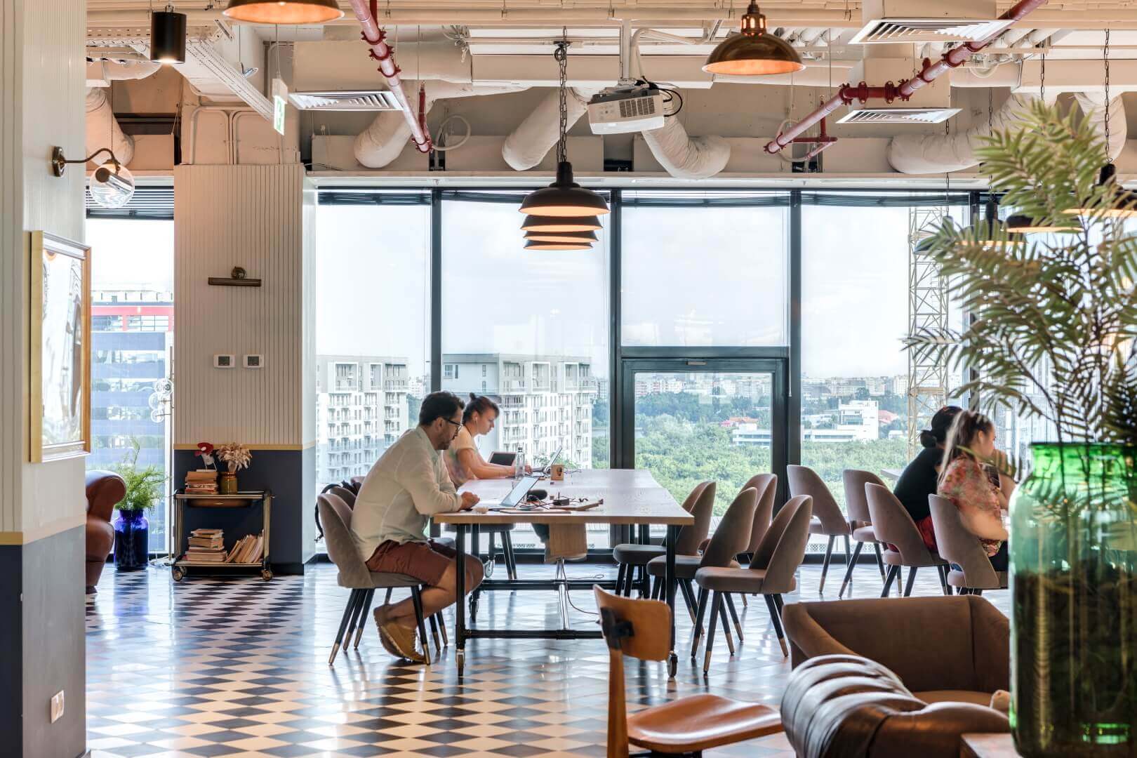 Modern event space with natural light, perfect for meetings and gatherings.