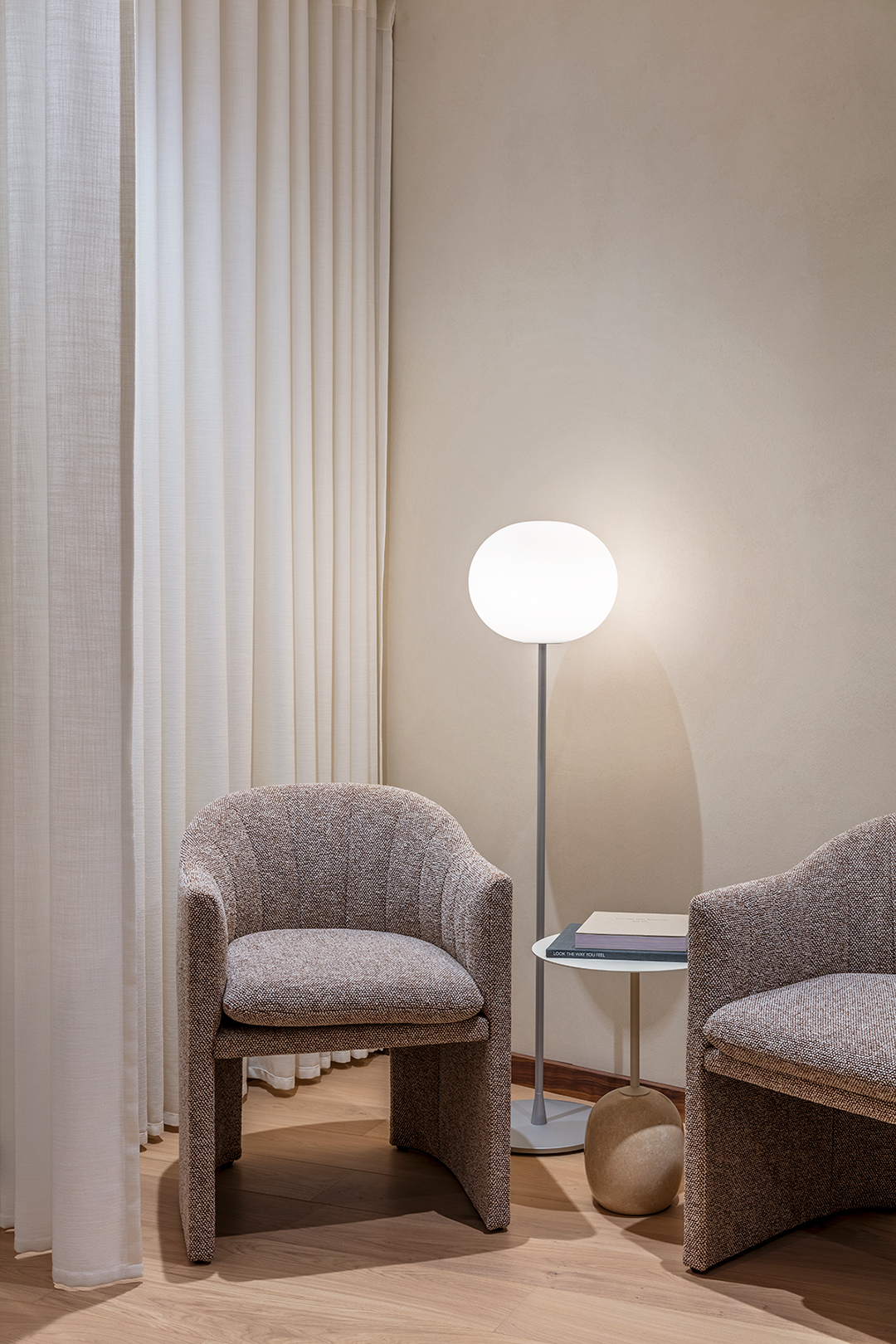 Luxury treatment room in Eudelo, sleek design, perfect for meetings and networking events.