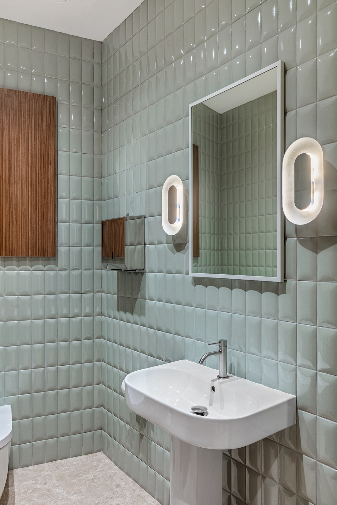 Modern luxury treatment room with textured tiles for stylish event breaks in Eudelo.