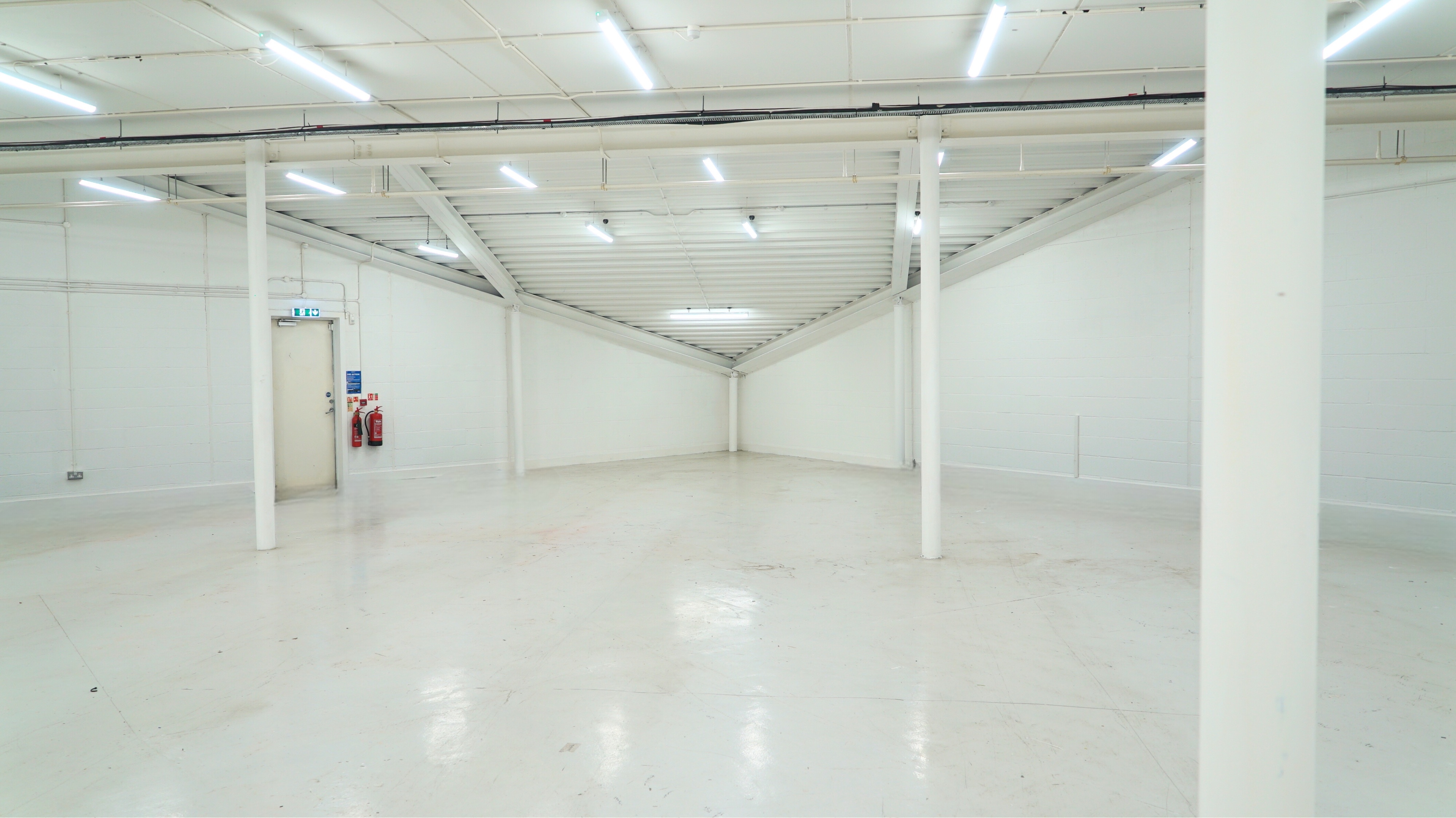 Spacious SCRUM Studios warehouse with high ceiling for versatile events like trade shows.