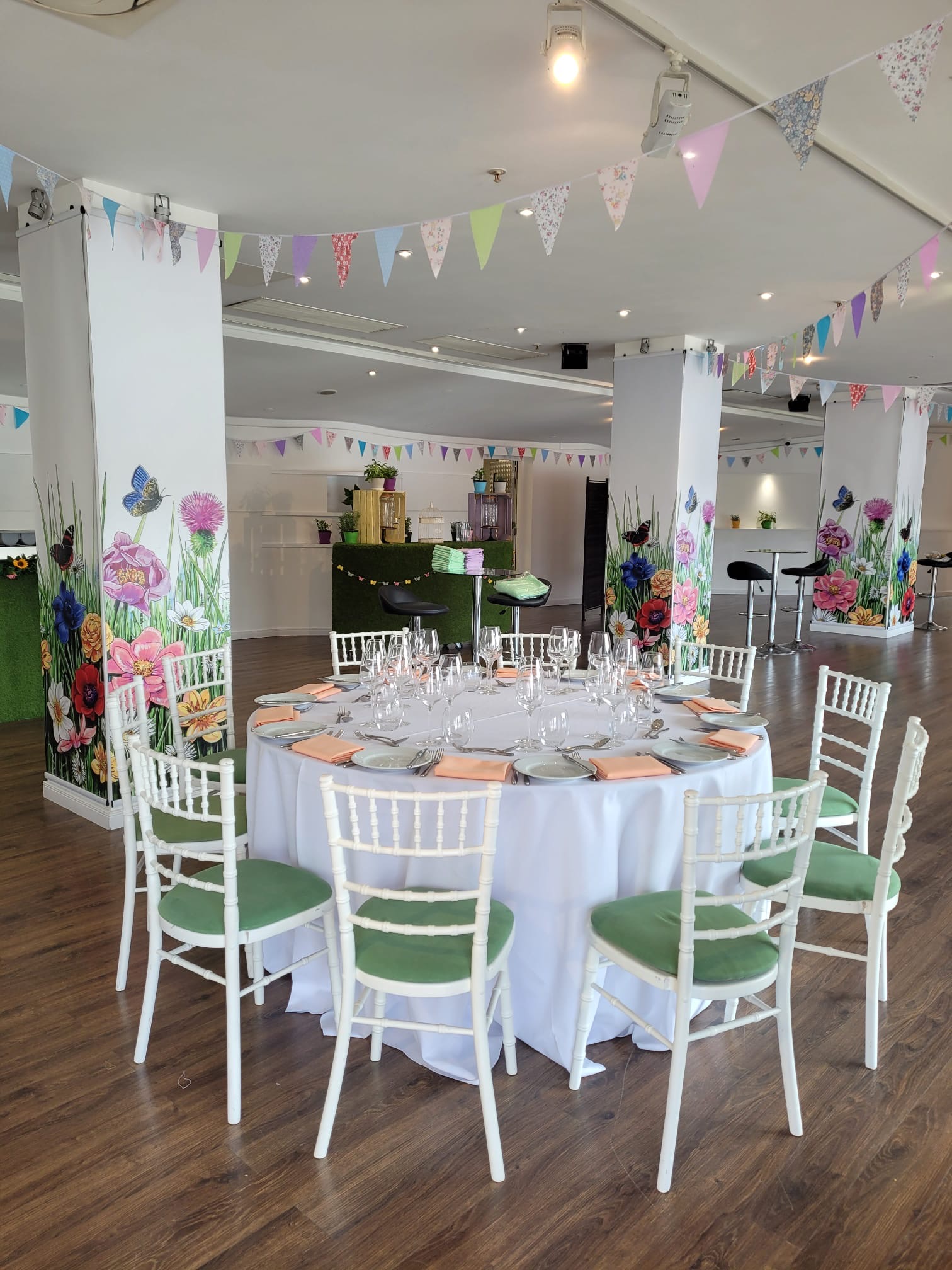 Elegant round table in vibrant OXO2 event space, perfect for celebrations and corporate gatherings.