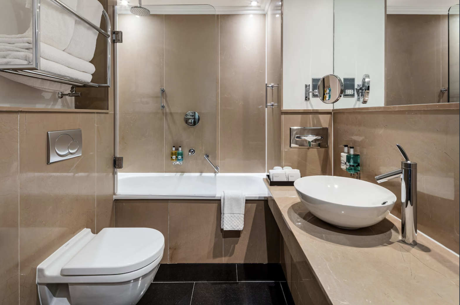 Modern bathroom in Radisson Blu Hotel, London Bloomsbury for events and meetings.