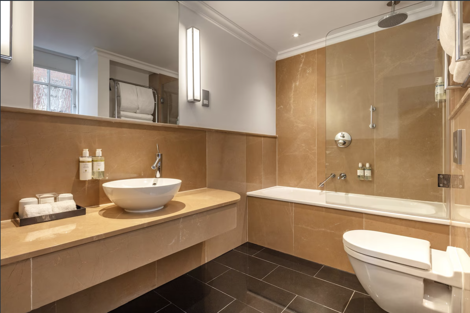 Modern bathroom in Radisson Blu Hotel, London Bloomsbury for luxury events.