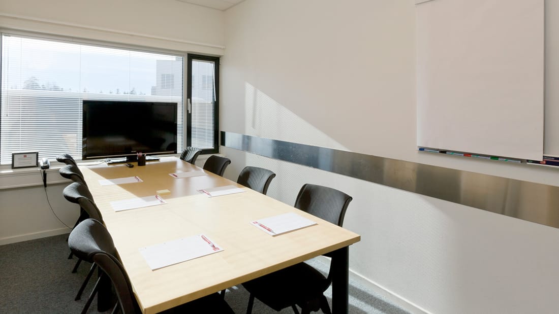 Modern meeting room in Clarion Hotel® The Hub with large table, ideal for events.