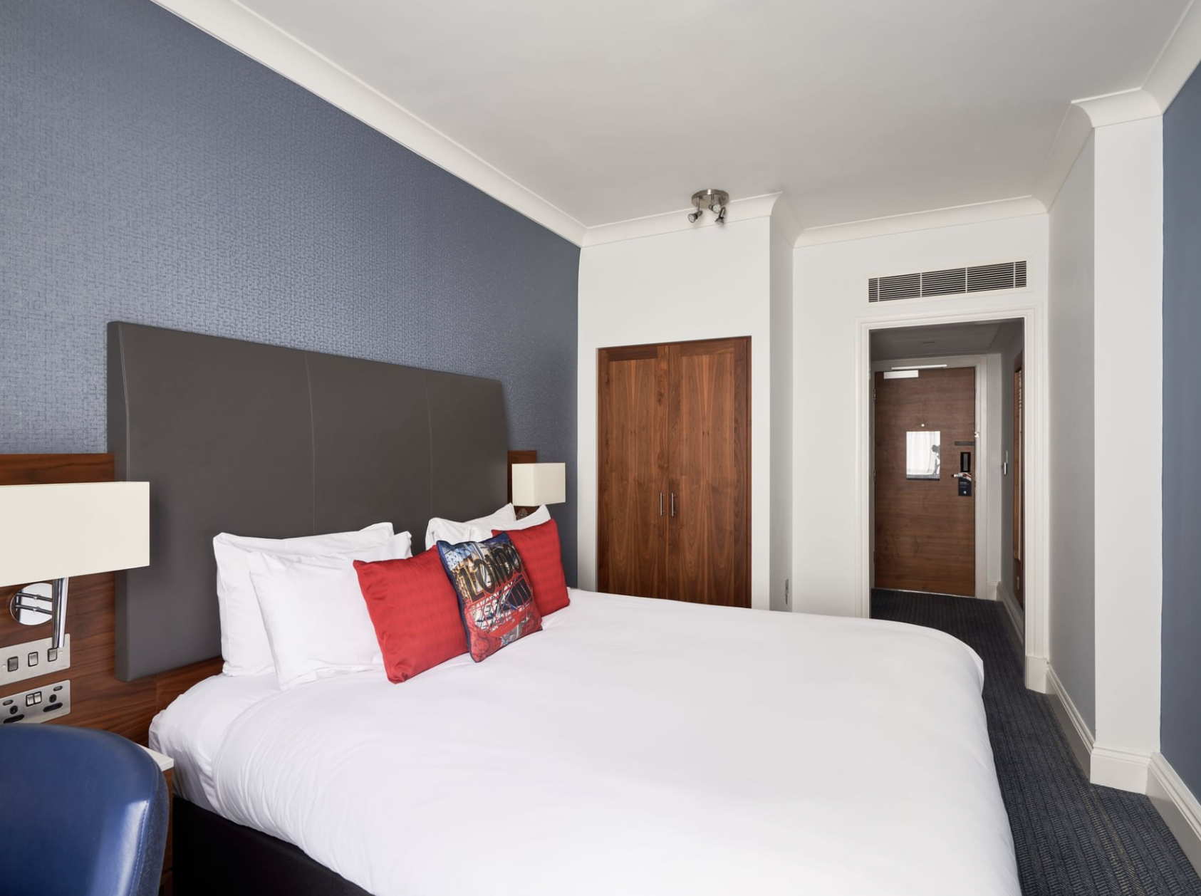 Cumberland Hotel bedroom with modern amenities, perfect for conferences and corporate retreats.