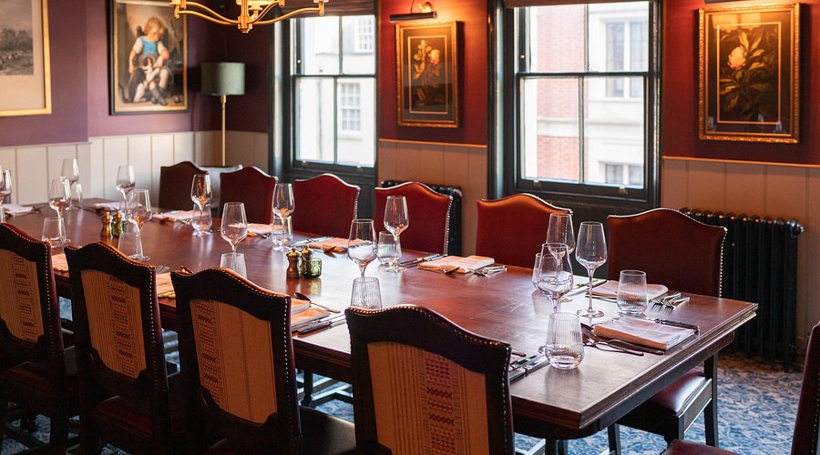 Elegant private dining room with a long table, ideal for corporate meetings and intimate dinners.