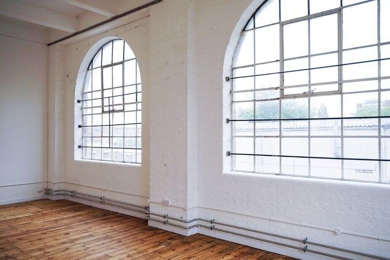 Creative Studios Blue Garage: spacious venue with arched windows, ideal for workshops and events.